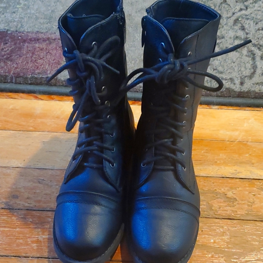 Lucky Top- Girls Faux Leather Combat Boots size 1